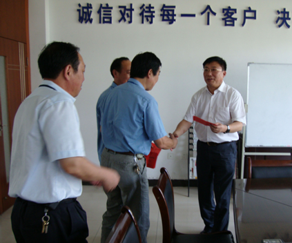 六安市开发区领导来必一运动电器慰问生活困难党员