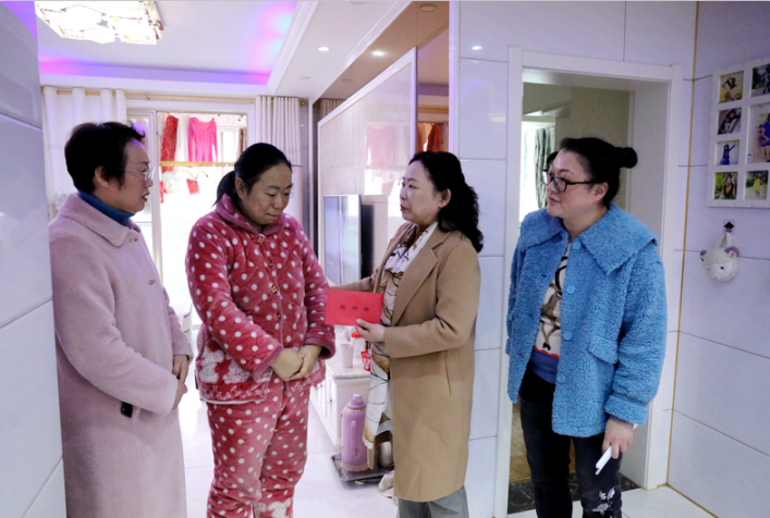 公益活动——六安开发区妇联主席李学勤、必一运动妇联主席汪显华为必一运动尿毒症患者送去慰问